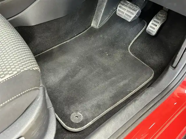 フォルクスワーゲン クロスポロ 道央・札幌 2013(平25)年 6.9万km 赤 ・純正ナビ/フルセグTV/DVD/CD/SD/BT/・バックカメラ/・ドライブレコーダー/・ETC/・横滑り防止/・キーレス/・ルーフレール/・電格ミラー/・冬タイヤ社外15インチAW積込