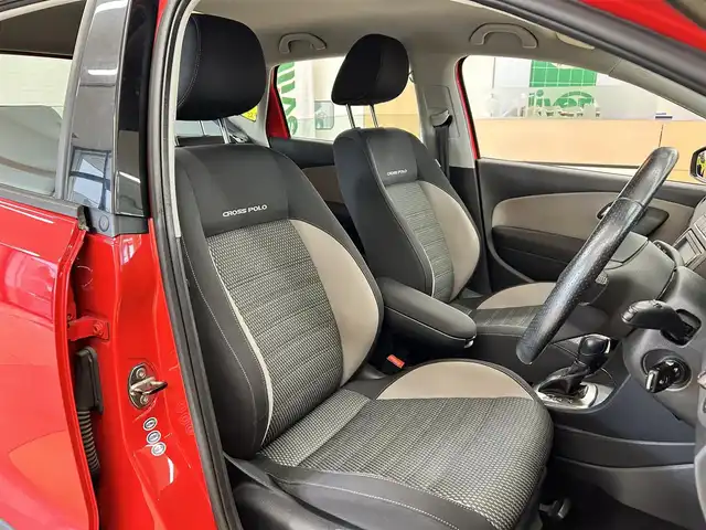 フォルクスワーゲン クロスポロ 道央・札幌 2013(平25)年 6.9万km 赤 ・純正ナビ/フルセグTV/DVD/CD/SD/BT/・バックカメラ/・ドライブレコーダー/・ETC/・横滑り防止/・キーレス/・ルーフレール/・電格ミラー/・冬タイヤ社外15インチAW積込