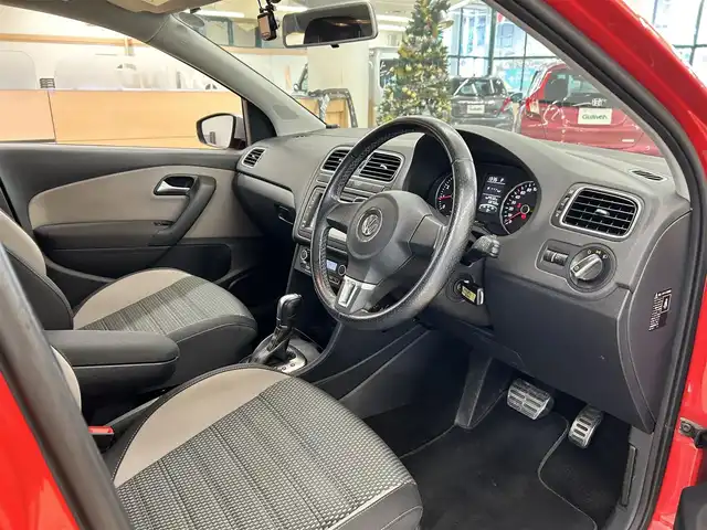 フォルクスワーゲン クロスポロ 道央・札幌 2013(平25)年 6.9万km 赤 ・純正ナビ/フルセグTV/DVD/CD/SD/BT/・バックカメラ/・ドライブレコーダー/・ETC/・横滑り防止/・キーレス/・ルーフレール/・電格ミラー/・冬タイヤ社外15インチAW積込