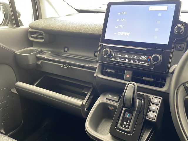 トヨタ シエンタ ハイブリッド Z 沖縄県 2023(令5)年 3.2万km ホワイトパールクリスタルシャイン 純正ディスプレイオーディオ/（ラジオ　ＵＳＢ　Ｂｌｕｅｔｏｏｔｈ　フルセグＴＶ）/全方位カメラ/ＥＴＣ2.0/両側パワースライドドア/トヨタセーフティセンス/プッシュスタート/スマートキー/コーナーセンサー/純正フロアマット/シートヒーター/前後コーナーセンサー