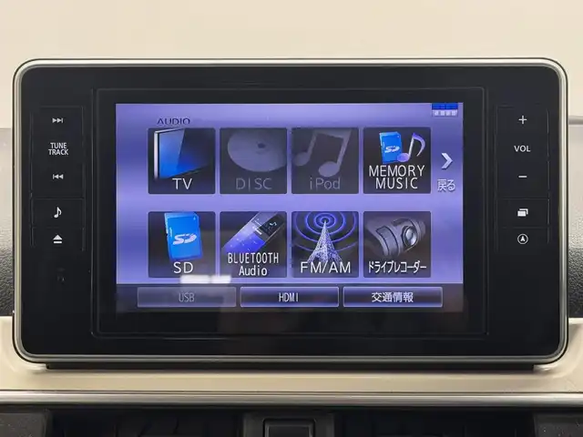 ダイハツ キャスト アクティバ GプライムコレSAⅡ 三重県 2016(平28)年 2.7万km パールホワイトⅢ ガソリン/FF/インパネCVT/純正 8型ナビ NSZN-X67D/（AM/FM/CD/DVD/SD/USB/iPod/HDMI/Bluetooth/TV）/パノラマモニター/ドライブレコーダー 前方/安全装備/・衝突回避支援ブレーキ機能（対車両・対歩行者）/・衝突警報機能（対車両・対歩行者）/・車線逸脱警告機能/・誤発進抑制制御機能（前・後方）/・ABS（EBD：電子制動力配分機能付）/など/装備/・シートヒーター（D/N）/・オートエアコン/・オートライトシステム/・LEDヘッドライト/・フロントフォグライト（LED）/・ステアリングスイッチ/・電動格納ドアミラー/・純正15inAW/・プッシュスタート/・スマートキーシステム/・保/取/・スマートキーx1/など