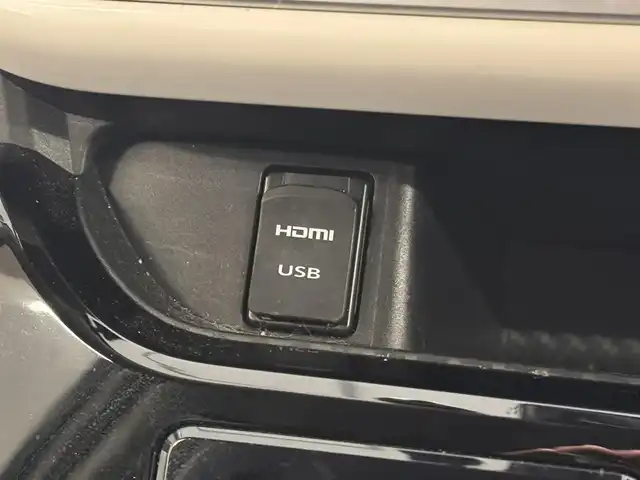 ダイハツ キャスト アクティバ GプライムコレSAⅡ 三重県 2016(平28)年 2.7万km パールホワイトⅢ ガソリン/FF/インパネCVT/純正 8型ナビ NSZN-X67D/（AM/FM/CD/DVD/SD/USB/iPod/HDMI/Bluetooth/TV）/パノラマモニター/ドライブレコーダー 前方/安全装備/・衝突回避支援ブレーキ機能（対車両・対歩行者）/・衝突警報機能（対車両・対歩行者）/・車線逸脱警告機能/・誤発進抑制制御機能（前・後方）/・ABS（EBD：電子制動力配分機能付）/など/装備/・シートヒーター（D/N）/・オートエアコン/・オートライトシステム/・LEDヘッドライト/・フロントフォグライト（LED）/・ステアリングスイッチ/・電動格納ドアミラー/・純正15inAW/・プッシュスタート/・スマートキーシステム/・保/取/・スマートキーx1/など