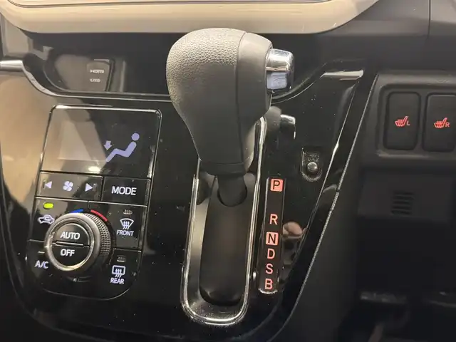 ダイハツ キャスト アクティバ GプライムコレSAⅡ 三重県 2016(平28)年 2.7万km パールホワイトⅢ ガソリン/FF/インパネCVT/純正 8型ナビ NSZN-X67D/（AM/FM/CD/DVD/SD/USB/iPod/HDMI/Bluetooth/TV）/パノラマモニター/ドライブレコーダー 前方/安全装備/・衝突回避支援ブレーキ機能（対車両・対歩行者）/・衝突警報機能（対車両・対歩行者）/・車線逸脱警告機能/・誤発進抑制制御機能（前・後方）/・ABS（EBD：電子制動力配分機能付）/など/装備/・シートヒーター（D/N）/・オートエアコン/・オートライトシステム/・LEDヘッドライト/・フロントフォグライト（LED）/・ステアリングスイッチ/・電動格納ドアミラー/・純正15inAW/・プッシュスタート/・スマートキーシステム/・保/取/・スマートキーx1/など