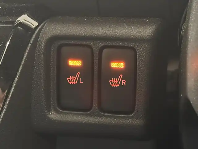 ダイハツ キャスト アクティバ GプライムコレSAⅡ 三重県 2016(平28)年 2.7万km パールホワイトⅢ ガソリン/FF/インパネCVT/純正 8型ナビ NSZN-X67D/（AM/FM/CD/DVD/SD/USB/iPod/HDMI/Bluetooth/TV）/パノラマモニター/ドライブレコーダー 前方/安全装備/・衝突回避支援ブレーキ機能（対車両・対歩行者）/・衝突警報機能（対車両・対歩行者）/・車線逸脱警告機能/・誤発進抑制制御機能（前・後方）/・ABS（EBD：電子制動力配分機能付）/など/装備/・シートヒーター（D/N）/・オートエアコン/・オートライトシステム/・LEDヘッドライト/・フロントフォグライト（LED）/・ステアリングスイッチ/・電動格納ドアミラー/・純正15inAW/・プッシュスタート/・スマートキーシステム/・保/取/・スマートキーx1/など