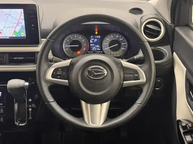 ダイハツ キャスト アクティバ GプライムコレSAⅡ 三重県 2016(平28)年 2.7万km パールホワイトⅢ ガソリン/FF/インパネCVT/純正 8型ナビ NSZN-X67D/（AM/FM/CD/DVD/SD/USB/iPod/HDMI/Bluetooth/TV）/パノラマモニター/ドライブレコーダー 前方/安全装備/・衝突回避支援ブレーキ機能（対車両・対歩行者）/・衝突警報機能（対車両・対歩行者）/・車線逸脱警告機能/・誤発進抑制制御機能（前・後方）/・ABS（EBD：電子制動力配分機能付）/など/装備/・シートヒーター（D/N）/・オートエアコン/・オートライトシステム/・LEDヘッドライト/・フロントフォグライト（LED）/・ステアリングスイッチ/・電動格納ドアミラー/・純正15inAW/・プッシュスタート/・スマートキーシステム/・保/取/・スマートキーx1/など