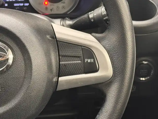 ダイハツ キャスト アクティバ GプライムコレSAⅡ 三重県 2016(平28)年 2.7万km パールホワイトⅢ ガソリン/FF/インパネCVT/純正 8型ナビ NSZN-X67D/（AM/FM/CD/DVD/SD/USB/iPod/HDMI/Bluetooth/TV）/パノラマモニター/ドライブレコーダー 前方/安全装備/・衝突回避支援ブレーキ機能（対車両・対歩行者）/・衝突警報機能（対車両・対歩行者）/・車線逸脱警告機能/・誤発進抑制制御機能（前・後方）/・ABS（EBD：電子制動力配分機能付）/など/装備/・シートヒーター（D/N）/・オートエアコン/・オートライトシステム/・LEDヘッドライト/・フロントフォグライト（LED）/・ステアリングスイッチ/・電動格納ドアミラー/・純正15inAW/・プッシュスタート/・スマートキーシステム/・保/取/・スマートキーx1/など