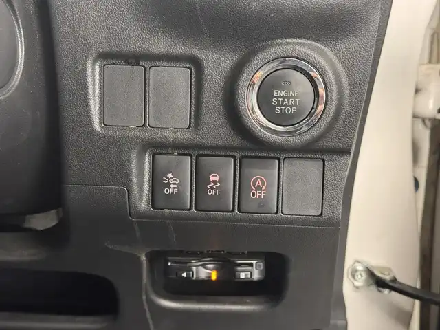 ダイハツ キャスト アクティバ GプライムコレSAⅡ 三重県 2016(平28)年 2.7万km パールホワイトⅢ ガソリン/FF/インパネCVT/純正 8型ナビ NSZN-X67D/（AM/FM/CD/DVD/SD/USB/iPod/HDMI/Bluetooth/TV）/パノラマモニター/ドライブレコーダー 前方/安全装備/・衝突回避支援ブレーキ機能（対車両・対歩行者）/・衝突警報機能（対車両・対歩行者）/・車線逸脱警告機能/・誤発進抑制制御機能（前・後方）/・ABS（EBD：電子制動力配分機能付）/など/装備/・シートヒーター（D/N）/・オートエアコン/・オートライトシステム/・LEDヘッドライト/・フロントフォグライト（LED）/・ステアリングスイッチ/・電動格納ドアミラー/・純正15inAW/・プッシュスタート/・スマートキーシステム/・保/取/・スマートキーx1/など