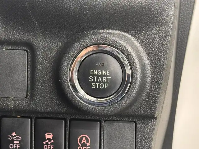 ダイハツ キャスト アクティバ GプライムコレSAⅡ 三重県 2016(平28)年 2.7万km パールホワイトⅢ ガソリン/FF/インパネCVT/純正 8型ナビ NSZN-X67D/（AM/FM/CD/DVD/SD/USB/iPod/HDMI/Bluetooth/TV）/パノラマモニター/ドライブレコーダー 前方/安全装備/・衝突回避支援ブレーキ機能（対車両・対歩行者）/・衝突警報機能（対車両・対歩行者）/・車線逸脱警告機能/・誤発進抑制制御機能（前・後方）/・ABS（EBD：電子制動力配分機能付）/など/装備/・シートヒーター（D/N）/・オートエアコン/・オートライトシステム/・LEDヘッドライト/・フロントフォグライト（LED）/・ステアリングスイッチ/・電動格納ドアミラー/・純正15inAW/・プッシュスタート/・スマートキーシステム/・保/取/・スマートキーx1/など