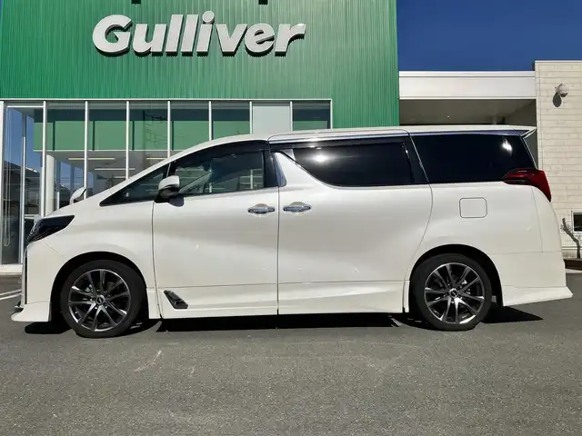 トヨタ アルファード S Cパッケージ 静岡県 2020(令2)年 5.7万km ホワイトパールクリスタルシャイン 純正10.5インチナビ（BT/フルセグ）/バックカメラ/TRDフルエアロ/電動リアゲート/エンジンスタートボタン/パワーステアリング/パワーウィンドウ/取扱説明書/１００V充電/スマートキー/スペアキー1本/Wオートエアコン/レーダークルーズコントロール/純正ビルドインETC2.0/ツインサンルーフ/N席電動オットマン/二列目電動オットマン/二列目電動リクライニング/合皮シート/D席N席シートヒーター/D席N席エアシート/D席N席パワーシート/純正ドライブレコーダー/ウォークスルー/電動リアゲート/純正フロアマット/純正エントランスマット/両側パワースライドドア/TRD１９インチアルミホイール/ABS/横滑り防止装置/コーナーセンサー前後/レーンキープアシスト/オートライト/オートマチックハイビーム/三眼LED/W+サイドエアバッグ/カーテンエアバッグ/衝突軽減システム/ステアリングヒーター/純正プロテクションフィルム（ドアハンドル/リアバンパー）
