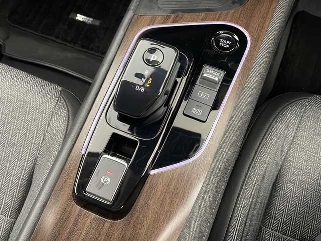 日産 オーラ G 栃木県 2022(令4)年 3.4万km ダークメタルグレー 純正ナビ/（BT/フルセグ/AppleCarPlay/Android Auto)/BOSEサウンド/全周囲カメラ/衝突軽減システム/レーダークルーズコントロール/車線逸脱抑制機能/後退時車両検知/パーキングサポートセンサー/横滑り防止/標識認識機能/電動格納ミラー/ワイヤレス充電/ETC2.0/ドライブレコーダー/純正アルミホイール/純正フロアマット/プッシュスタート/スマートキー