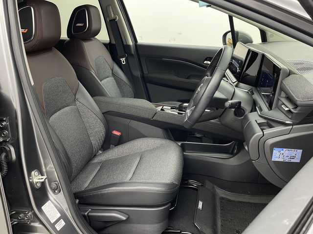 日産 オーラ G 栃木県 2022(令4)年 3.4万km ダークメタルグレー 純正ナビ/（BT/フルセグ/AppleCarPlay/Android Auto)/BOSEサウンド/全周囲カメラ/衝突軽減システム/レーダークルーズコントロール/車線逸脱抑制機能/後退時車両検知/パーキングサポートセンサー/横滑り防止/標識認識機能/電動格納ミラー/ワイヤレス充電/ETC2.0/ドライブレコーダー/純正アルミホイール/純正フロアマット/プッシュスタート/スマートキー