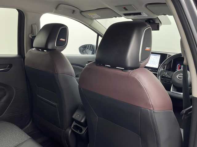 日産 オーラ G 栃木県 2022(令4)年 3.4万km ダークメタルグレー 純正ナビ/（BT/フルセグ/AppleCarPlay/Android Auto)/BOSEサウンド/全周囲カメラ/衝突軽減システム/レーダークルーズコントロール/車線逸脱抑制機能/後退時車両検知/パーキングサポートセンサー/横滑り防止/標識認識機能/電動格納ミラー/ワイヤレス充電/ETC2.0/ドライブレコーダー/純正アルミホイール/純正フロアマット/プッシュスタート/スマートキー