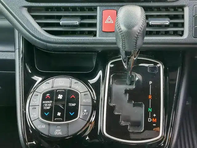 トヨタ ノア Si ダブルバイビー 東京都 2018(平30)年 6.3万km ホワイトパールクリスタルシャイン 社外ＳＤナビ（MAX678W)/（CD/DVD/BT/フルセグTV/USB）/両側パワースライドドア/バックカメラ/ハーフレザーシート/Toyota Safety Sense/・プリクラッシュセーフティ/・レーンディパーチャーアラート/・先行車発進告知/・オートマチックハイビーム/LEDヘッドライト/オートライト/後席サンシェード/ＥＴＣ/スマートキー×2/社外アルミ付冬タイヤ有