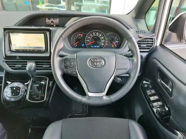 トヨタ ノア Si ダブルバイビー 東京都 2018(平30)年 6.3万km ホワイトパールクリスタルシャイン 社外ＳＤナビ（MAX678W)/（CD/DVD/BT/フルセグTV/USB）/両側パワースライドドア/バックカメラ/ハーフレザーシート/Toyota Safety Sense/・プリクラッシュセーフティ/・レーンディパーチャーアラート/・先行車発進告知/・オートマチックハイビーム/LEDヘッドライト/オートライト/後席サンシェード/ＥＴＣ/スマートキー×2/社外アルミ付冬タイヤ有