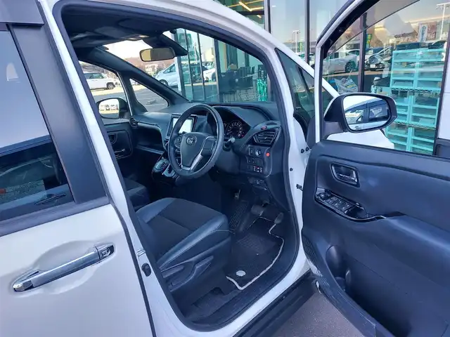 トヨタ ノア Si ダブルバイビー 東京都 2018(平30)年 6.3万km ホワイトパールクリスタルシャイン 社外ＳＤナビ（MAX678W)/（CD/DVD/BT/フルセグTV/USB）/両側パワースライドドア/バックカメラ/ハーフレザーシート/Toyota Safety Sense/・プリクラッシュセーフティ/・レーンディパーチャーアラート/・先行車発進告知/・オートマチックハイビーム/LEDヘッドライト/オートライト/後席サンシェード/ＥＴＣ/スマートキー×2/社外アルミ付冬タイヤ有