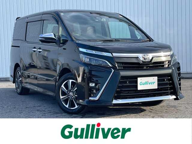 トヨタ ヴォクシー ZS 煌Ⅲ 滋賀県 2021(令3)年 3.3万km イナズマスパーキングブラックガラスフレーク 純正SDナビ/(フルセグTV CD DVD Bluetooth)/純正フリップダウンモニター/バックカメラ/トヨタセーフティセンス/・クルーズコントロール/・プリクラッシュセーフティ/・レーンディパーチャーアラート/・先行車発信通知/・クリアランスソナー/両側パワースライドドア/ステアリングリモコン/革巻きステアリング/前後ドライブレコーダー/ビルトインETC/リアサンシェード/電動格納ミラー/LEDオートヘッドライト