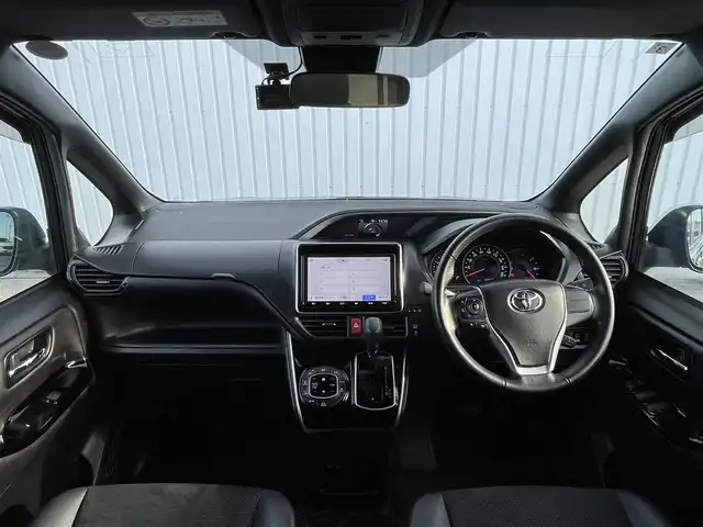 トヨタ ヴォクシー ZS 煌Ⅲ 滋賀県 2021(令3)年 3.3万km イナズマスパーキングブラックガラスフレーク 純正SDナビ/(フルセグTV CD DVD Bluetooth)/純正フリップダウンモニター/バックカメラ/トヨタセーフティセンス/・クルーズコントロール/・プリクラッシュセーフティ/・レーンディパーチャーアラート/・先行車発信通知/・クリアランスソナー/両側パワースライドドア/ステアリングリモコン/革巻きステアリング/前後ドライブレコーダー/ビルトインETC/リアサンシェード/電動格納ミラー/LEDオートヘッドライト