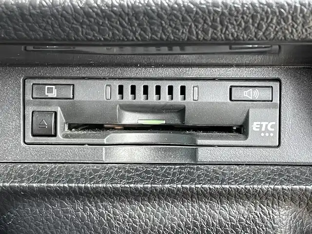 トヨタ ヴォクシー ZS 煌Ⅲ 滋賀県 2021(令3)年 3.3万km イナズマスパーキングブラックガラスフレーク 純正SDナビ/(フルセグTV CD DVD Bluetooth)/純正フリップダウンモニター/バックカメラ/トヨタセーフティセンス/・クルーズコントロール/・プリクラッシュセーフティ/・レーンディパーチャーアラート/・先行車発信通知/・クリアランスソナー/両側パワースライドドア/ステアリングリモコン/革巻きステアリング/前後ドライブレコーダー/ビルトインETC/リアサンシェード/電動格納ミラー/LEDオートヘッドライト