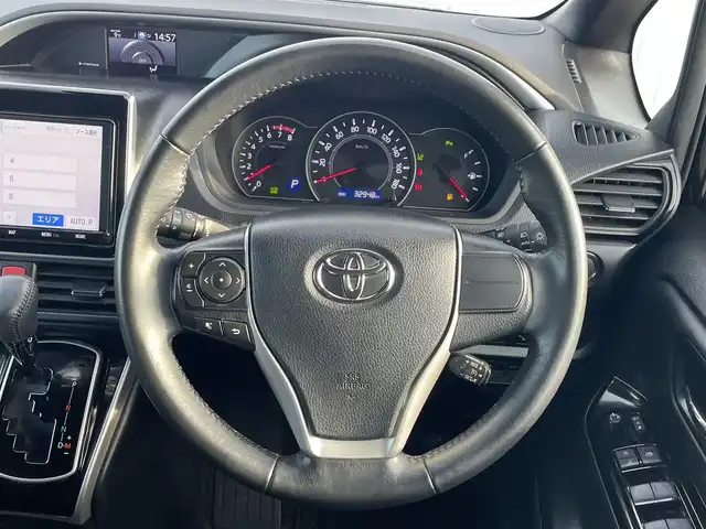 トヨタ ヴォクシー ZS 煌Ⅲ 滋賀県 2021(令3)年 3.3万km イナズマスパーキングブラックガラスフレーク 純正SDナビ/(フルセグTV CD DVD Bluetooth)/純正フリップダウンモニター/バックカメラ/トヨタセーフティセンス/・クルーズコントロール/・プリクラッシュセーフティ/・レーンディパーチャーアラート/・先行車発信通知/・クリアランスソナー/両側パワースライドドア/ステアリングリモコン/革巻きステアリング/前後ドライブレコーダー/ビルトインETC/リアサンシェード/電動格納ミラー/LEDオートヘッドライト