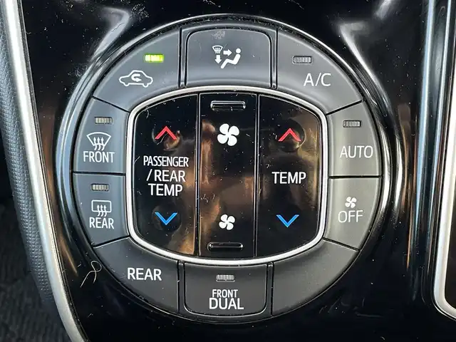 トヨタ ヴォクシー ZS 煌Ⅲ 滋賀県 2021(令3)年 3.3万km イナズマスパーキングブラックガラスフレーク 純正SDナビ/(フルセグTV CD DVD Bluetooth)/純正フリップダウンモニター/バックカメラ/トヨタセーフティセンス/・クルーズコントロール/・プリクラッシュセーフティ/・レーンディパーチャーアラート/・先行車発信通知/・クリアランスソナー/両側パワースライドドア/ステアリングリモコン/革巻きステアリング/前後ドライブレコーダー/ビルトインETC/リアサンシェード/電動格納ミラー/LEDオートヘッドライト