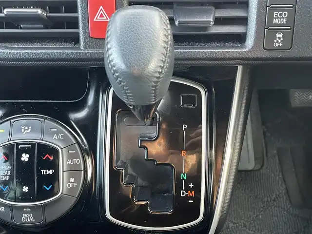 トヨタ ヴォクシー ZS 煌Ⅲ 滋賀県 2021(令3)年 3.3万km イナズマスパーキングブラックガラスフレーク 純正SDナビ/(フルセグTV CD DVD Bluetooth)/純正フリップダウンモニター/バックカメラ/トヨタセーフティセンス/・クルーズコントロール/・プリクラッシュセーフティ/・レーンディパーチャーアラート/・先行車発信通知/・クリアランスソナー/両側パワースライドドア/ステアリングリモコン/革巻きステアリング/前後ドライブレコーダー/ビルトインETC/リアサンシェード/電動格納ミラー/LEDオートヘッドライト