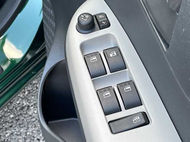 トヨタ パッソ モーダ　S 千葉県 2016(平28)年 2.8万km ダークエメラルドマイカ 純正SDナビ/(AM/FM/フルセグ/BT)/衝突被害軽減システム/車線逸脱警報/バックカメラ/横滑り防止装置/ETC/ドライブレコーダー/アイドリングストップ/LEDヘッドライト/フォグランプ/ウィンカーミラー/電動格納ミラー/社外14インチAW/シートリフター/プッシュスタート/スマートキー/フロアマット/スペアキー/取扱説明書/保証書