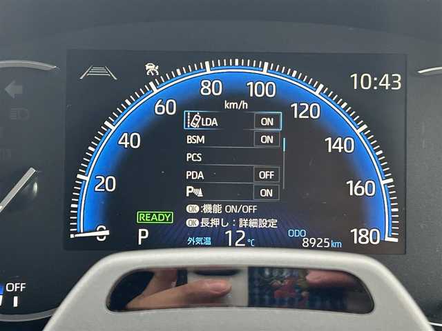 トヨタ ヴォクシー ハイブリッド 熊本県 2022(令4)年 0.9万km ホワイトパールクリスタルシャイン ディスプレイオーディオ/・AM/FM/USB/BT/HDMI/・フルセグTV/・CD/DVDキット/・バックカメラ/・後席モニター/トヨタセーフティーセンス/・プリクラッシュセーフティー/・レーンディパーチャーアラート/・ブラインドスポットモニター/・クリアランスソナー/・パーキングサポートブレーキ/・ロードサインアシスト/・レーダークルーズコントロール/・オートマチックハイビーム/両側パワースライドドア/パワーバックドア/前ドライブレコーダー/ビルトインETC２．０/革巻きステアリング/・ステアリングスイッチ/オートライト/・LEDライト/・フォグランプ/電動パーキング/・オートホールド/純正フロアマット/純正ドアバイザー/純正アルミホイール/スマートキー/・スペアキーｘ１