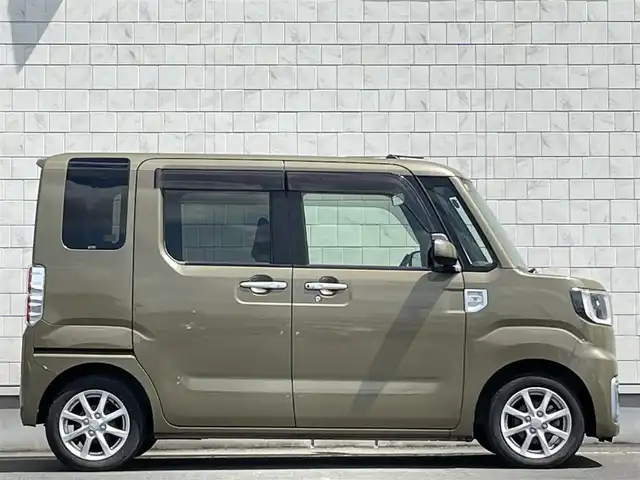 ダイハツ ウェイク X SA 岩手県 2015(平27)年 6.6万km オフビートカーキM 禁煙車/4WD/ターボ/片側パワースライドドア/社外7インチワイドナビ/→フルセグTV/Bluetooth/CD/DVD/FM/AM/バックカメラ/横滑り防止装置/衝突軽減システム/運転席シートヒーター/〇プッシュスタート/〇電動格納ミラー/〇ドアバイザー/〇フロアマット/〇スマートキー/〇シガーソケット/オートライト/LEDヘッドライト/フォグライト/ETC/二列目両側サンシェード/助手席下収納