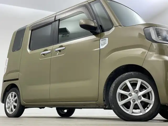 ダイハツ ウェイク X SA 新潟県 2015(平27)年 6.6万km オフビートカーキM 禁煙車/4WD/ターボ/片側パワースライドドア/社外7インチワイドナビ/→フルセグTV/Bluetooth/CD/DVD/FM/AM/バックカメラ/横滑り防止装置/衝突軽減システム/運転席シートヒーター/〇プッシュスタート/〇電動格納ミラー/〇ドアバイザー/〇フロアマット/〇スマートキー/〇シガーソケット/オートライト/LEDヘッドライト/フォグライト/ETC/二列目両側サンシェード/助手席下収納