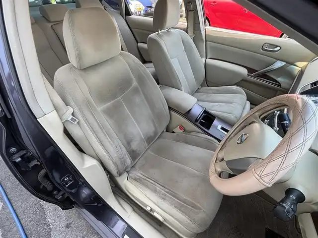 日産 ティアナ 250XL 東京都 2012(平24)年 9.9万km ディープアメジストグレー VDC/TCS/メッキ加飾横３本バーフロントグリル/開口部無塗装１本桟フロントバンパー/ボディ同色電動格納ミラー/ウィンカーミラー/リア標準バンパー/木目調加飾シルキーエクリュインパネ/ファインビジョンメーター（自発光式アナログメーター）/シルキーエクリュ革巻きステアリングホイール/SRSエアバック （運転席/助手席/サイド）/左右独立温度調整オートエアコン/後席エアコン吹出口/シルキーエクリュシート/パワーシート（運転席/助手席）パワーオットマン （助手席）/シート別体上下調整式ヘッドレスト（後席左右中央）/木目調カップホルダー付きアームレスト（後席中央）/インテリジェントキー/イモビライザー/プッシュエンジンスターター/７インチ液晶モニター/スーパーサウンドシステム１（６CD/６スピーカー）/バックモニター