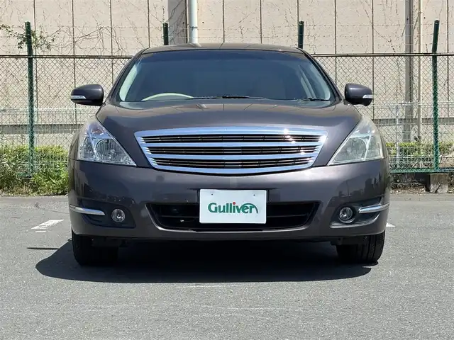 日産 ティアナ 250XL 東京都 2012(平24)年 9.9万km ディープアメジストグレー VDC/TCS/メッキ加飾横３本バーフロントグリル/開口部無塗装１本桟フロントバンパー/ボディ同色電動格納ミラー/ウィンカーミラー/リア標準バンパー/木目調加飾シルキーエクリュインパネ/ファインビジョンメーター（自発光式アナログメーター）/シルキーエクリュ革巻きステアリングホイール/SRSエアバック （運転席/助手席/サイド）/左右独立温度調整オートエアコン/後席エアコン吹出口/シルキーエクリュシート/パワーシート（運転席/助手席）パワーオットマン （助手席）/シート別体上下調整式ヘッドレスト（後席左右中央）/木目調カップホルダー付きアームレスト（後席中央）/インテリジェントキー/イモビライザー/プッシュエンジンスターター/７インチ液晶モニター/スーパーサウンドシステム１（６CD/６スピーカー）/バックモニター