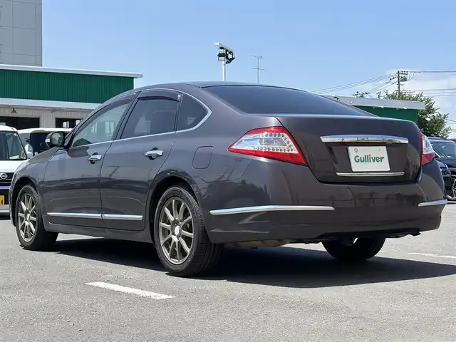 日産 ティアナ 250XL 東京都 2012(平24)年 9.9万km ディープアメジストグレー VDC/TCS/メッキ加飾横３本バーフロントグリル/開口部無塗装１本桟フロントバンパー/ボディ同色電動格納ミラー/ウィンカーミラー/リア標準バンパー/木目調加飾シルキーエクリュインパネ/ファインビジョンメーター（自発光式アナログメーター）/シルキーエクリュ革巻きステアリングホイール/SRSエアバック （運転席/助手席/サイド）/左右独立温度調整オートエアコン/後席エアコン吹出口/シルキーエクリュシート/パワーシート（運転席/助手席）パワーオットマン （助手席）/シート別体上下調整式ヘッドレスト（後席左右中央）/木目調カップホルダー付きアームレスト（後席中央）/インテリジェントキー/イモビライザー/プッシュエンジンスターター/７インチ液晶モニター/スーパーサウンドシステム１（６CD/６スピーカー）/バックモニター