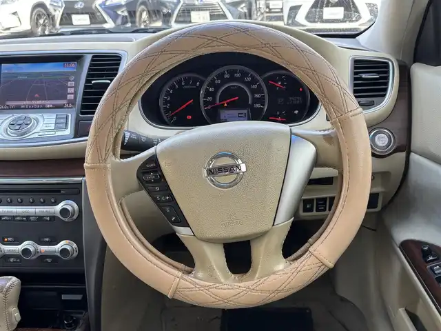 日産 ティアナ 250XL 東京都 2012(平24)年 9.9万km ディープアメジストグレー VDC/TCS/メッキ加飾横３本バーフロントグリル/開口部無塗装１本桟フロントバンパー/ボディ同色電動格納ミラー/ウィンカーミラー/リア標準バンパー/木目調加飾シルキーエクリュインパネ/ファインビジョンメーター（自発光式アナログメーター）/シルキーエクリュ革巻きステアリングホイール/SRSエアバック （運転席/助手席/サイド）/左右独立温度調整オートエアコン/後席エアコン吹出口/シルキーエクリュシート/パワーシート（運転席/助手席）パワーオットマン （助手席）/シート別体上下調整式ヘッドレスト（後席左右中央）/木目調カップホルダー付きアームレスト（後席中央）/インテリジェントキー/イモビライザー/プッシュエンジンスターター/７インチ液晶モニター/スーパーサウンドシステム１（６CD/６スピーカー）/バックモニター