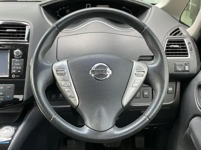 日産 セレナ HWS S HV Vセレ +Sefty Aセーフ 香川県 2015(平27)年 4.7万km ダイヤモンドブラック 登録時走行距離：47065km/メーカー純正ナビ/全方位カメラ/前後ドライブレコーダー/ビルトインETC/両側パワースライドドア/エマージェンシーブレーキ/レーンキープアシスト/クルーズコントロール/横滑り防止装置/アイドリングストップ/ロールサンシェード/ISOFIX/革巻きステアリング/ステアリングスイッチ/プッシュスタート/スマートキー/スペアキー