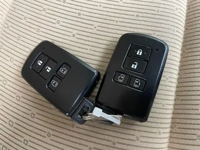 トヨタ ノア G 兵庫県 2014(平26)年 6.4万km ホワイトパールクリスタルシャイン 純正SDナビ(Bluetooth/CD/DVD/フルセグTV)/両側パワースライドドア/バックカメラ/アイドリングストップ/ビルトインＥＴＣ/ドアバイザー/純正フロアマット/ＬＥＤヘッドライト/フォグランプ/オートライト/オートマチックハイビーム/純正アルミホイール/ドイブレコーダー