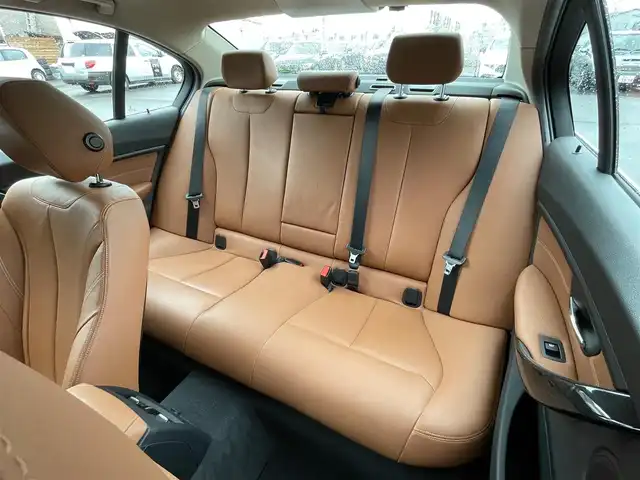 ＢＭＷ ３２０ｉ ラグジュアリー 青森県 2015(平27)年 3.2万km インペリアル・ブルー・ブリリアント・エフェクト 茶革シート/純正HDDナビ/（CD/DVD/Bluetooth/USB/AUX）/アダプティブクルーズコントロール/レーンキープアシスト/ドライブレコーダー前後/メモリー付パワーシート/シートヒーター/バックカメラ/電動リアゲート/ウィンカーミラー/革巻きステアリング/ステアリングスイッチ/オートワイパー/LEDオートライト/コーナーセンサー/プッシュスタート/スマートキーX2/盗難防止/ABS/取説/保証書