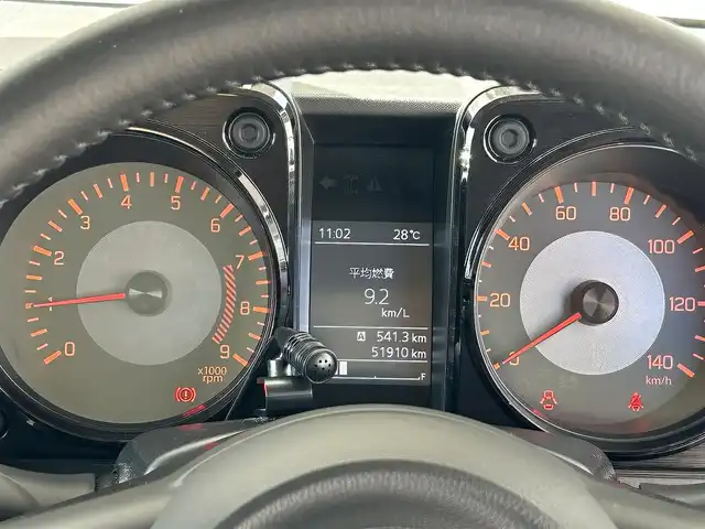 スズキ ジムニー XC 兵庫県 2019(平31)年 5.2万km ピュアホワイトP 社外ナビ（MDV-D5058TW)/  (AM/FM/CD/DVD/BT/SD)/フルセグTV/バックカメラ/プッシュスタート/衝突軽減ブレーキ/横滑り防止装置/ダウンヒルアシスト/レーンアシスト/4WD/ステアリングリモコン/クルーズコントロール/ビルドインETC/前方ドライブレコーダー/シートヒーター/純正フロアマット/ドアバイザー/ヘッドライトウォッシャー/純正15インチアルミホイール/1インチアップ
