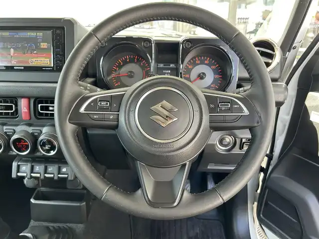 スズキ ジムニー XC 兵庫県 2019(平31)年 5.2万km ピュアホワイトP 社外ナビ（MDV-D5058TW)/  (AM/FM/CD/DVD/BT/SD)/フルセグTV/バックカメラ/プッシュスタート/衝突軽減ブレーキ/横滑り防止装置/ダウンヒルアシスト/レーンアシスト/4WD/ステアリングリモコン/クルーズコントロール/ビルドインETC/前方ドライブレコーダー/シートヒーター/純正フロアマット/ドアバイザー/ヘッドライトウォッシャー/純正15インチアルミホイール/1インチアップ