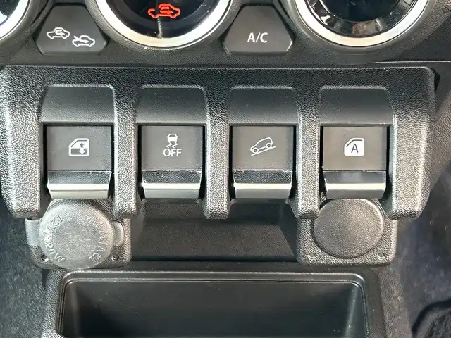 スズキ ジムニー XC 兵庫県 2019(平31)年 5.2万km ピュアホワイトP 社外ナビ（MDV-D5058TW)/  (AM/FM/CD/DVD/BT/SD)/フルセグTV/バックカメラ/プッシュスタート/衝突軽減ブレーキ/横滑り防止装置/ダウンヒルアシスト/レーンアシスト/4WD/ステアリングリモコン/クルーズコントロール/ビルドインETC/前方ドライブレコーダー/シートヒーター/純正フロアマット/ドアバイザー/ヘッドライトウォッシャー/純正15インチアルミホイール/1インチアップ