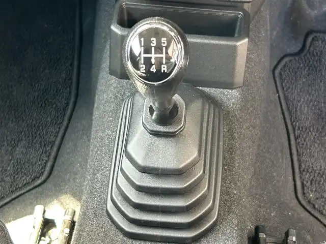 スズキ ジムニー XC 兵庫県 2019(平31)年 5.2万km ピュアホワイトP 社外ナビ（MDV-D5058TW)/  (AM/FM/CD/DVD/BT/SD)/フルセグTV/バックカメラ/プッシュスタート/衝突軽減ブレーキ/横滑り防止装置/ダウンヒルアシスト/レーンアシスト/4WD/ステアリングリモコン/クルーズコントロール/ビルドインETC/前方ドライブレコーダー/シートヒーター/純正フロアマット/ドアバイザー/ヘッドライトウォッシャー/純正15インチアルミホイール/1インチアップ