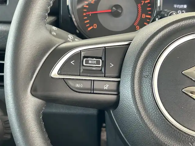 スズキ ジムニー XC 兵庫県 2019(平31)年 5.2万km ピュアホワイトP 社外ナビ（MDV-D5058TW)/  (AM/FM/CD/DVD/BT/SD)/フルセグTV/バックカメラ/プッシュスタート/衝突軽減ブレーキ/横滑り防止装置/ダウンヒルアシスト/レーンアシスト/4WD/ステアリングリモコン/クルーズコントロール/ビルドインETC/前方ドライブレコーダー/シートヒーター/純正フロアマット/ドアバイザー/ヘッドライトウォッシャー/純正15インチアルミホイール/1インチアップ