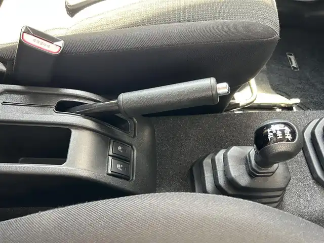 スズキ ジムニー XC 兵庫県 2019(平31)年 5.2万km ピュアホワイトP 社外ナビ（MDV-D5058TW)/  (AM/FM/CD/DVD/BT/SD)/フルセグTV/バックカメラ/プッシュスタート/衝突軽減ブレーキ/横滑り防止装置/ダウンヒルアシスト/レーンアシスト/4WD/ステアリングリモコン/クルーズコントロール/ビルドインETC/前方ドライブレコーダー/シートヒーター/純正フロアマット/ドアバイザー/ヘッドライトウォッシャー/純正15インチアルミホイール/1インチアップ