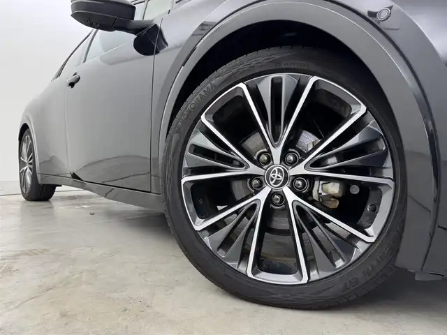 トヨタ プリウス Z 福岡県 2024(令6)年 1.6万km アティチュードブラックマイカ １２．３インチコネクトナビ　/全方位カメラ　/デジタルルームミラー　/ワイヤレス充電　/ビルトインETC２．０　/セーフティセンス　/レーダークルーズコントロール　/コーナーセンサー　/衝突軽減ブレーキ　/レーンキープ　/ブラインドスポットモニター　/アクセル踏み間違い防止　/パーキングアシスト　/シートメモリー付きパワーシート　/シートヒーター/ベンチレーション　/ステアリングヒーター　/パワーバックドア　/純正１９インチアルミホイール　/ＬＥＤヘッドライト