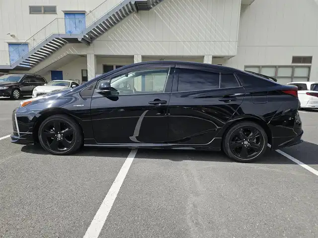 トヨタ プリウス S ツーリングセレクション 香川県 2020(令2)年 7.3万km アティチュードブラックマイカ 〇純正ナビ/〇フルセグTV/〇バックカメラ/〇ビルトインETC/〇ドライブレコーダー/〇レーダークルーズコントロール/○トヨタセーフティーセンス/〇オートマチックハイビーム/〇SRSエアバッグ/○LEDヘッドランプ/○オートライト/〇合皮巻きステアリングホイール/〇ブラック合皮シート/快適温熱シート/〇TRDエアロ/○スマートエントリー/スタートシステム/○禁煙車