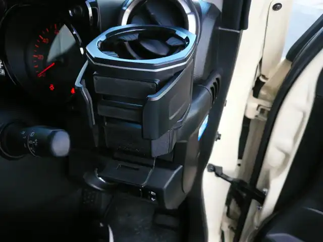 スズキ ジムニー XC 静岡県 2022(令4)年 1万km シフォンアイボリーM 禁煙車/車検R9.7.28/タイヤ8mm バッテリーR7年7月交換/純正SDナビ：CN-RZ876/(CD/DVD/USB/SD/BT/フルセグTV/)/セーフティ/・デュアルセンサーブレーキサポート/・誤発進抑制機能/・車線逸脱警報機能/・ふらつき警報機能/・先行車発進お知らせ機能/・標識認識機能　・はみ出し禁止　・最高速度/・車両進入機能　/・ハイビームアシスト/前方ドライブレコーダー/ビルトインETC/プッシュスタート　スマートキー/前席シートヒーター/純正フロアマット（ジュータン・ラバー）/革巻きステアリング/LEDヘッドライト/スペアキー　/保証書　取扱説明書