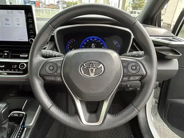 トヨタ カローラ スポーツ ハイブリッドG Z 三重県 2022(令4)年 2.8万km アティチュードブラックマイカ/プラチナホワイトパールマイカ 登録時27507km/ワンオーナー/純正ディスプレイオーディオ/（ＡＭ／ＦＭ/Ｂｌｕｅｔｏｏｔｈ／フルセグＴＶ）/ドライブレコーダー/ビルトインＥＴＣ２．０/バックカメラ/シートヒーター/ＢｒａｋｅＨｏｌｄ機能/クルーズコントロール/禁煙車/レーンキープアシスト/AUTOライト(LED)/フォグランプ(LED)/DUAL AAC/純正フロアマット/純正アルミ/ニー、カーテン、シートクッションエアバッグ/横滑り防止装置/プッシュスタート/電動パーキングブレーキ/ALL PW/電格ミラー