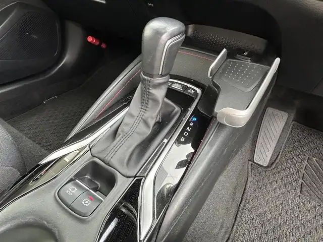 トヨタ カローラ スポーツ ハイブリッドG Z 三重県 2022(令4)年 2.8万km アティチュードブラックマイカ/プラチナホワイトパールマイカ 登録時27507km/ワンオーナー/純正ディスプレイオーディオ/（ＡＭ／ＦＭ/Ｂｌｕｅｔｏｏｔｈ／フルセグＴＶ）/ドライブレコーダー/ビルトインＥＴＣ２．０/バックカメラ/シートヒーター/ＢｒａｋｅＨｏｌｄ機能/クルーズコントロール/禁煙車/レーンキープアシスト/AUTOライト(LED)/フォグランプ(LED)/DUAL AAC/純正フロアマット/純正アルミ/ニー、カーテン、シートクッションエアバッグ/横滑り防止装置/プッシュスタート/電動パーキングブレーキ/ALL PW/電格ミラー