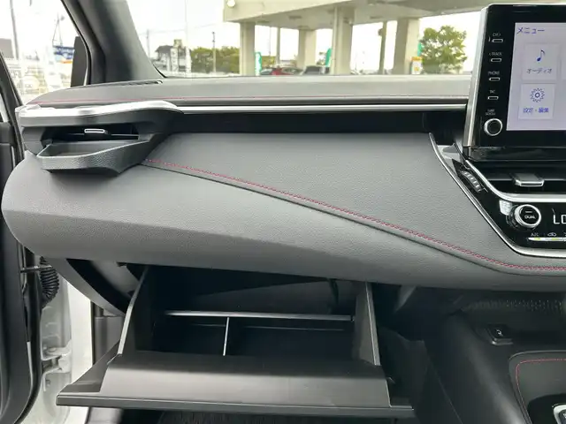 トヨタ カローラ スポーツ ハイブリッドG Z 三重県 2022(令4)年 2.8万km アティチュードブラックマイカ/プラチナホワイトパールマイカ 登録時27507km/ワンオーナー/純正ディスプレイオーディオ/（ＡＭ／ＦＭ/Ｂｌｕｅｔｏｏｔｈ／フルセグＴＶ）/ドライブレコーダー/ビルトインＥＴＣ２．０/バックカメラ/シートヒーター/ＢｒａｋｅＨｏｌｄ機能/クルーズコントロール/禁煙車/レーンキープアシスト/AUTOライト(LED)/フォグランプ(LED)/DUAL AAC/純正フロアマット/純正アルミ/ニー、カーテン、シートクッションエアバッグ/横滑り防止装置/プッシュスタート/電動パーキングブレーキ/ALL PW/電格ミラー