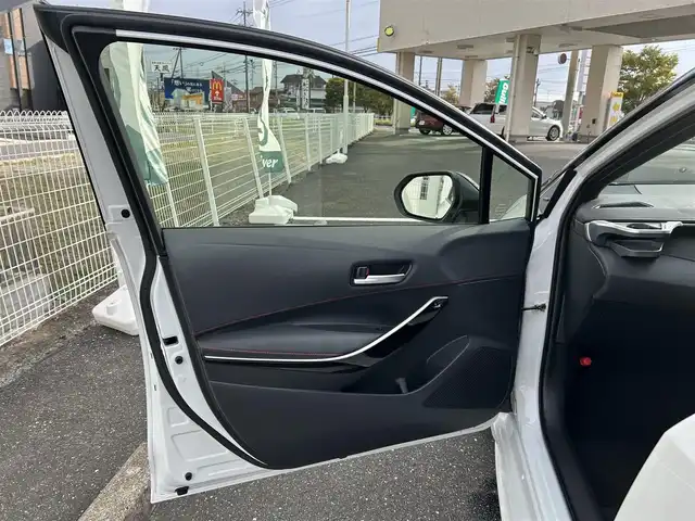 トヨタ カローラ スポーツ ハイブリッドG Z 三重県 2022(令4)年 2.8万km アティチュードブラックマイカ/プラチナホワイトパールマイカ 登録時27507km/ワンオーナー/純正ディスプレイオーディオ/（ＡＭ／ＦＭ/Ｂｌｕｅｔｏｏｔｈ／フルセグＴＶ）/ドライブレコーダー/ビルトインＥＴＣ２．０/バックカメラ/シートヒーター/ＢｒａｋｅＨｏｌｄ機能/クルーズコントロール/禁煙車/レーンキープアシスト/AUTOライト(LED)/フォグランプ(LED)/DUAL AAC/純正フロアマット/純正アルミ/ニー、カーテン、シートクッションエアバッグ/横滑り防止装置/プッシュスタート/電動パーキングブレーキ/ALL PW/電格ミラー