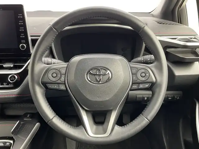 トヨタ カローラ スポーツ ハイブリッドG Z 新潟県 2022(令4)年 2.8万km アティチュードブラックマイカ/プラチナホワイトパールマイカ 登録時27/560km/ワンオーナー/純正ディスプレイオーディオ/　フルセグTV/Bluetooth/AM/FM/プリクラッシュセーフティ/レーントレーシングアシスト/レーンキープアシスト/パーキングサポートブレーキ/ロードサインアシスト/レーダークルーズコントロール/ドライブレコーダー/ビルトインETC2.0/バックモニター/前席シートヒーター/BrakeHold機能/LEDオートライト/オートマチックハイビーム/純正フロアマット/純正アルミホイール/横滑り防止装置/プッシュスタート/電動パーキングブレーキ